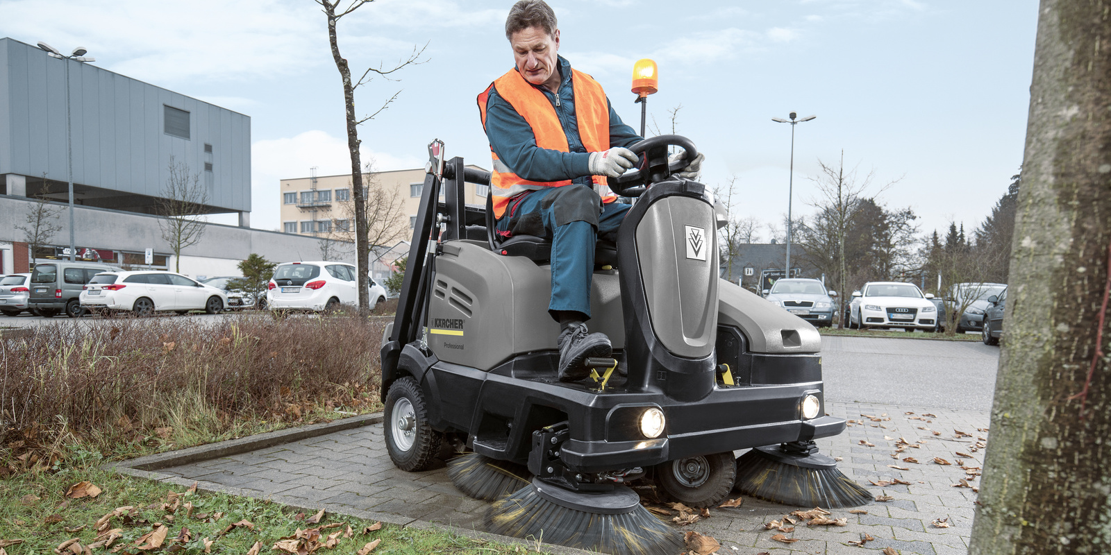 Parkplatzreinigung mit Kehrmaschine