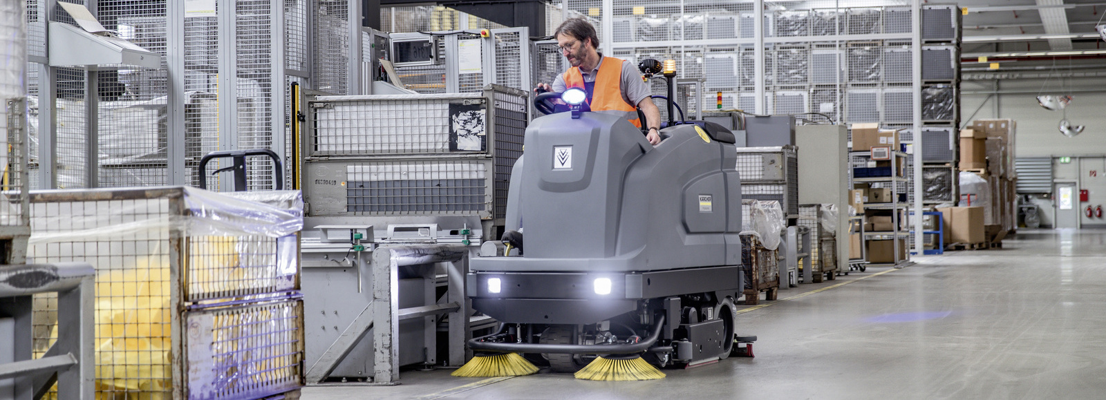 The B 260 R I ride-on scrubber dryer cleans an industrial warehouse The B 260 R I ride-on scrubber dryer cleans an industrial warehouse