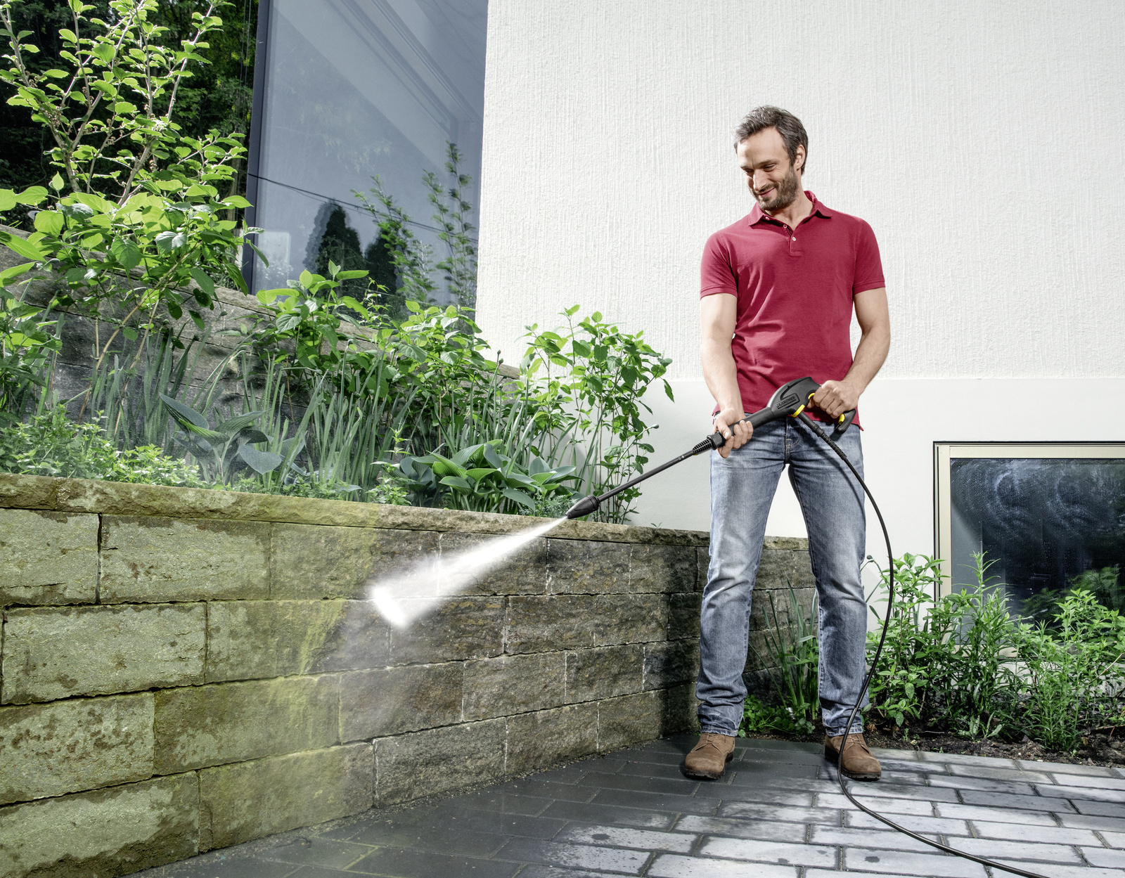 Remove moss from a staircase with high pressure Removing moss with high pressure from stairs