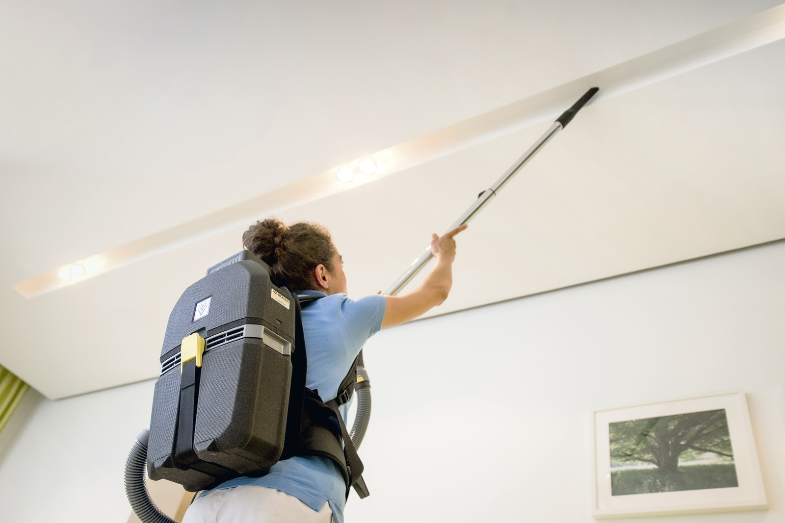 Detail work when cleaning in stairwells Detail work when cleaning in stairwells