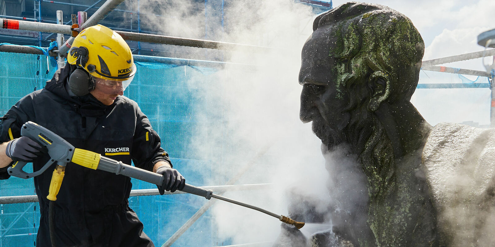 Kärcher cleans statues on Berlin Cathedral Kärcher cleans statues on Berlin Cathedral