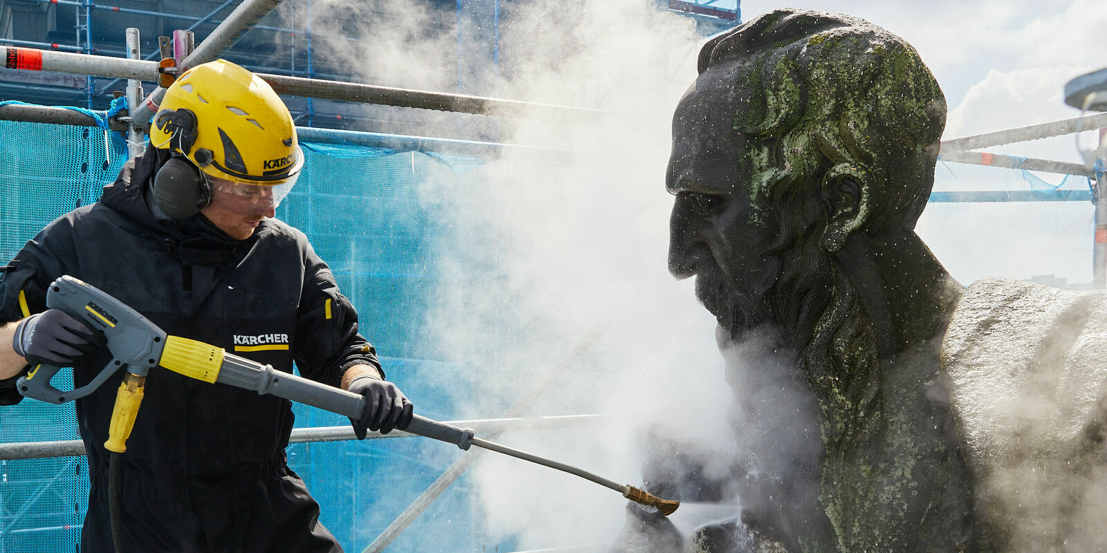 Kärcher reinigt Figuren auf dem Berliner Dom Kärcher reinigt Figuren auf dem Berliner Dom
