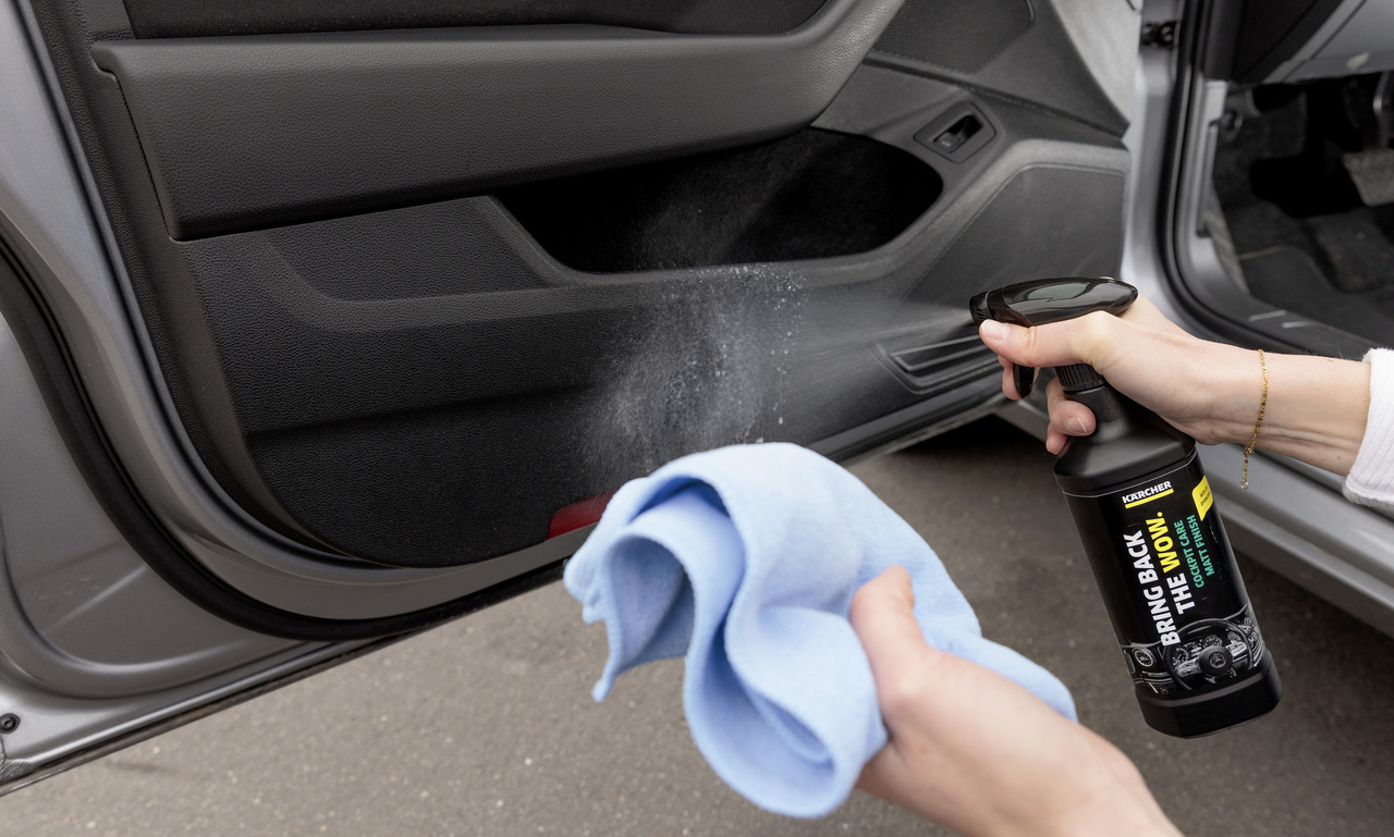 Traiter les surfaces en plastique avec un rénovateur de tableau de bord Les surfaces en plastique de la voiture sont traitées avec le rénovateur de tableau de bord Kärcher