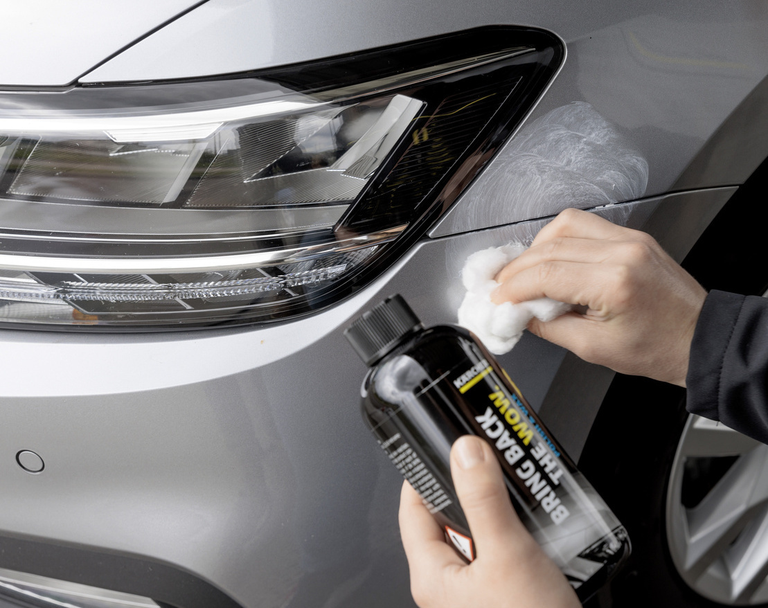 Traiter la peinture de la voiture avec un polish micro-rayures La peinture de la voiture est traitée avec le polish micro-rayures Kärcher