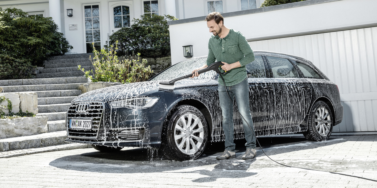 Un homme lave sa voiture