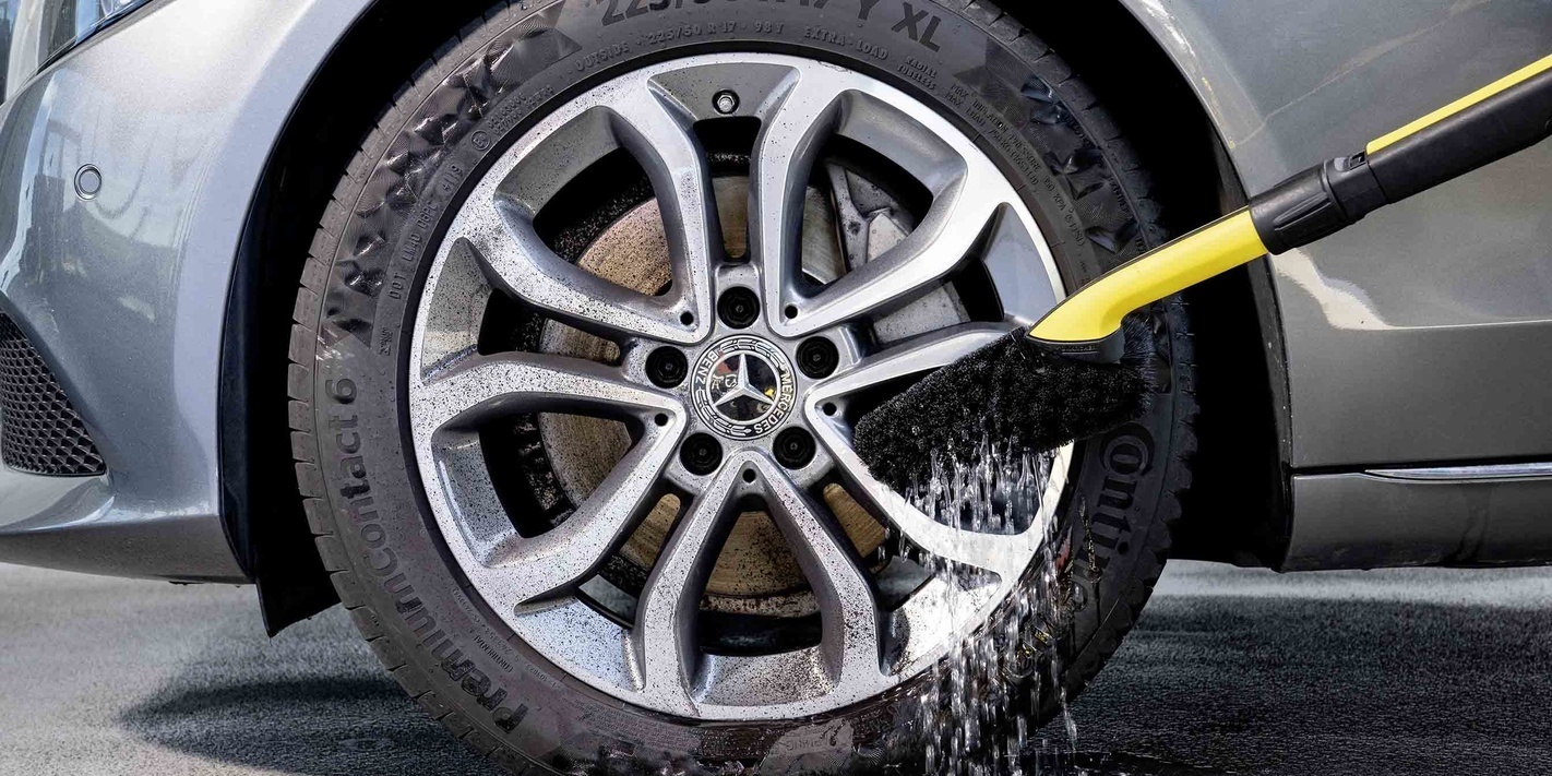 Le nettoyage des jantes de voiture se fait avec une brosse de lavage Kärcher