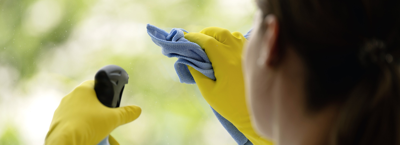 Nettoyer les fenêtres Une femme nettoie les fenêtres avec un nettoyeur de vitres Kärcher