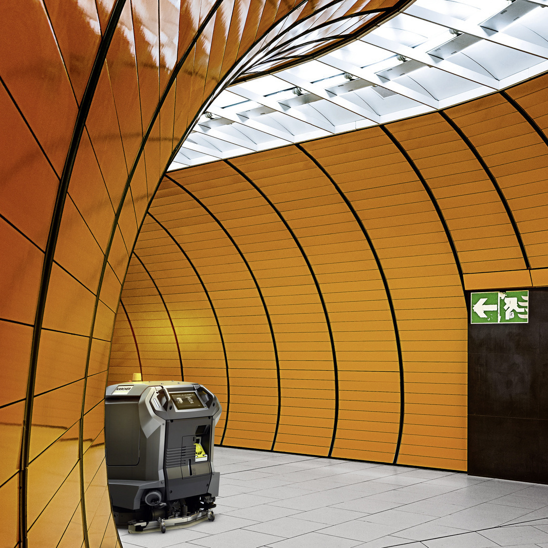 Nettoyage de sols carrelés dans les transports publics, station de métro, avec le robot de nettoyage autonome Kärcher KIRA B 50 Nettoyage de sols carrelés dans les transports publics, station de métro, avec le robot de nettoyage autonome Kärcher KIRA B 50
