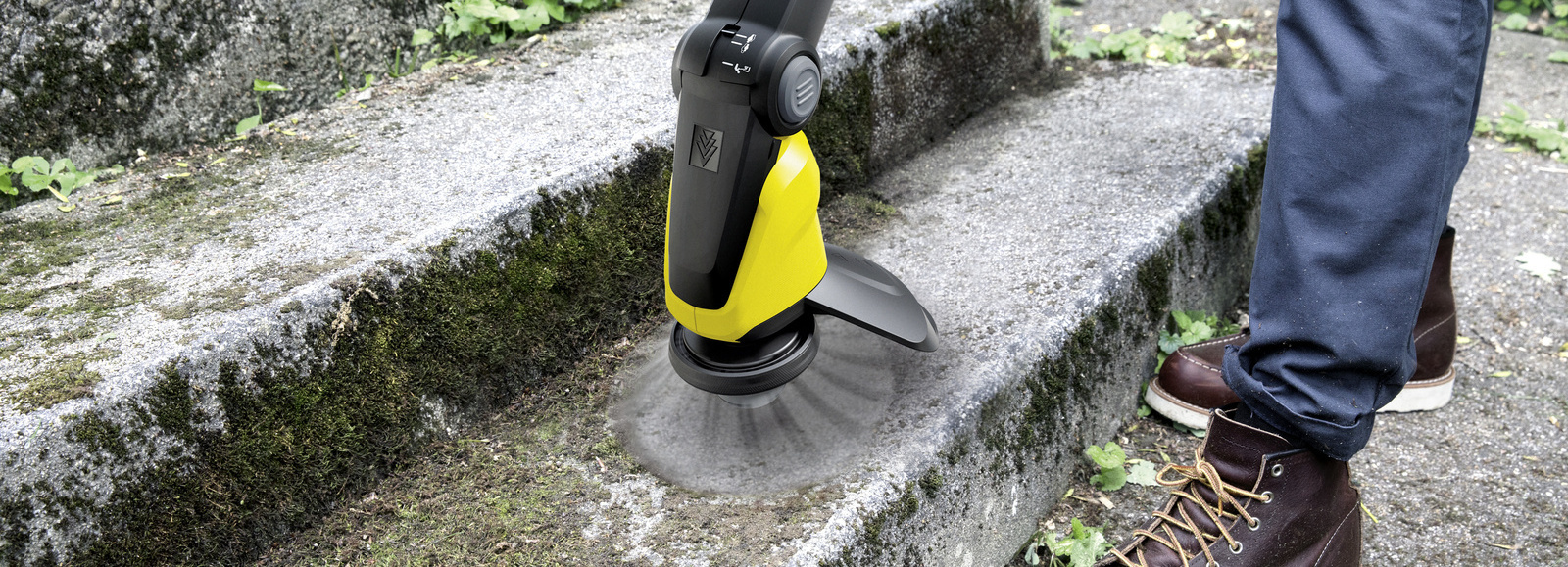 Enlever la mousse Enlever la mousse sur un escalier avec un désherbeur Kärcher