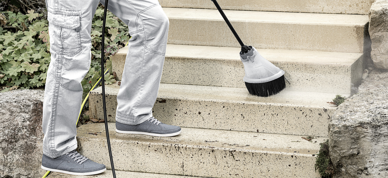 Enlever la mousse d’un escalier avec un jet haute pression Enlever la mousse sur les marches d’escalier