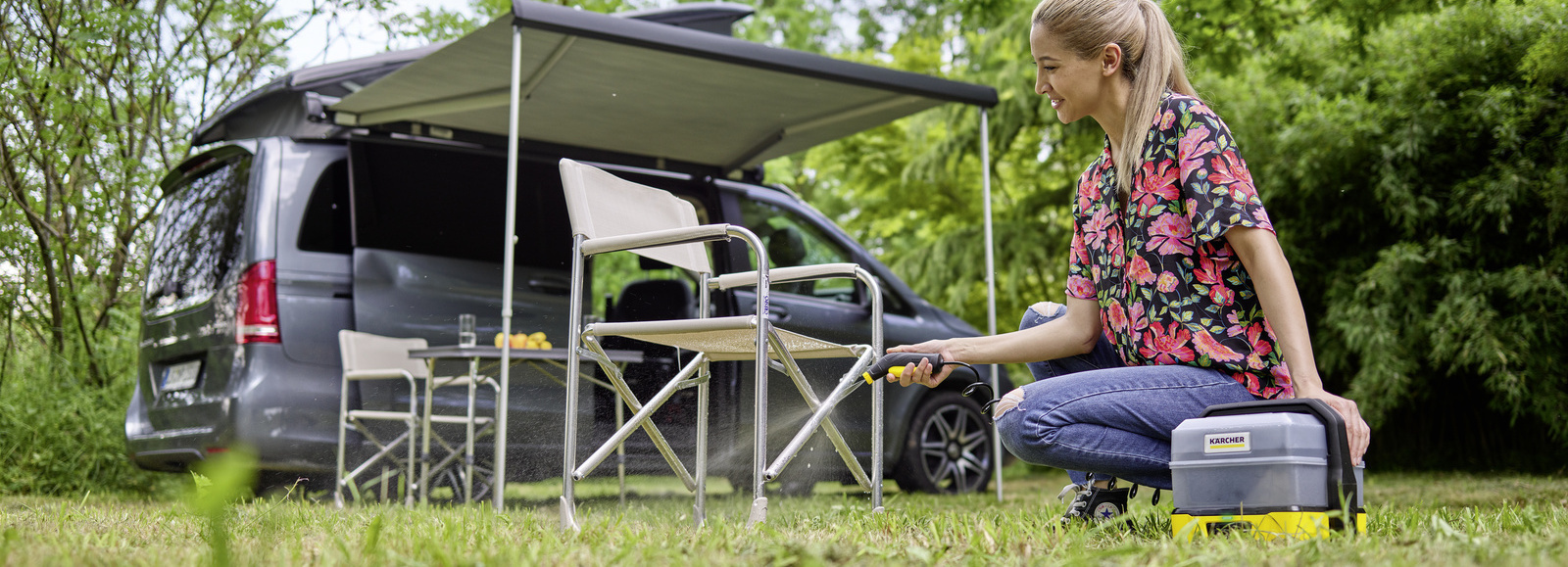 Nettoyer le matériel de camping Une femme nettoie sa chaise de camping avec un Kärcher OC 3