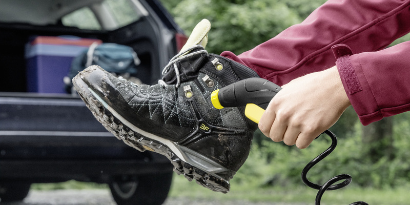 Nettoyer ses chaussures de randonnée Une femme nettoie ses chaussures de randonnée avec un Kärcher OC 3