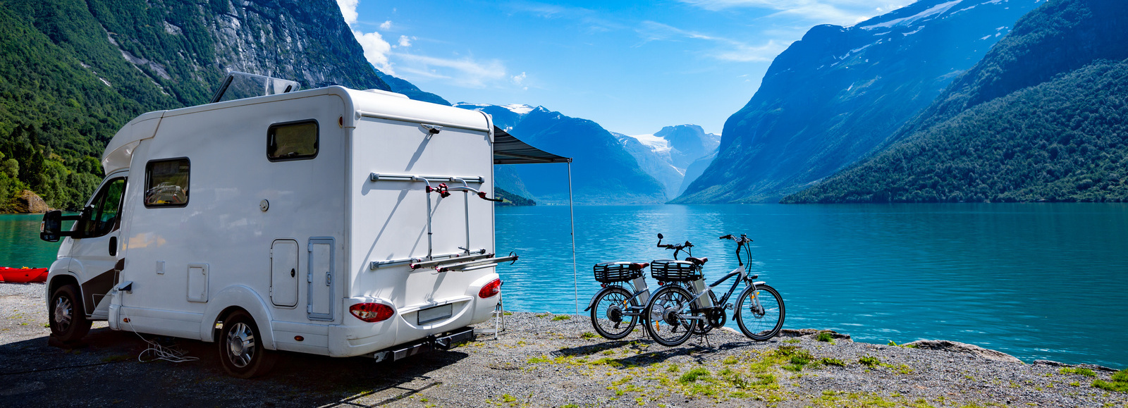 Camping au bord d’un lac de montagne Camping au bord d’un lac de montagne avec un camping-car