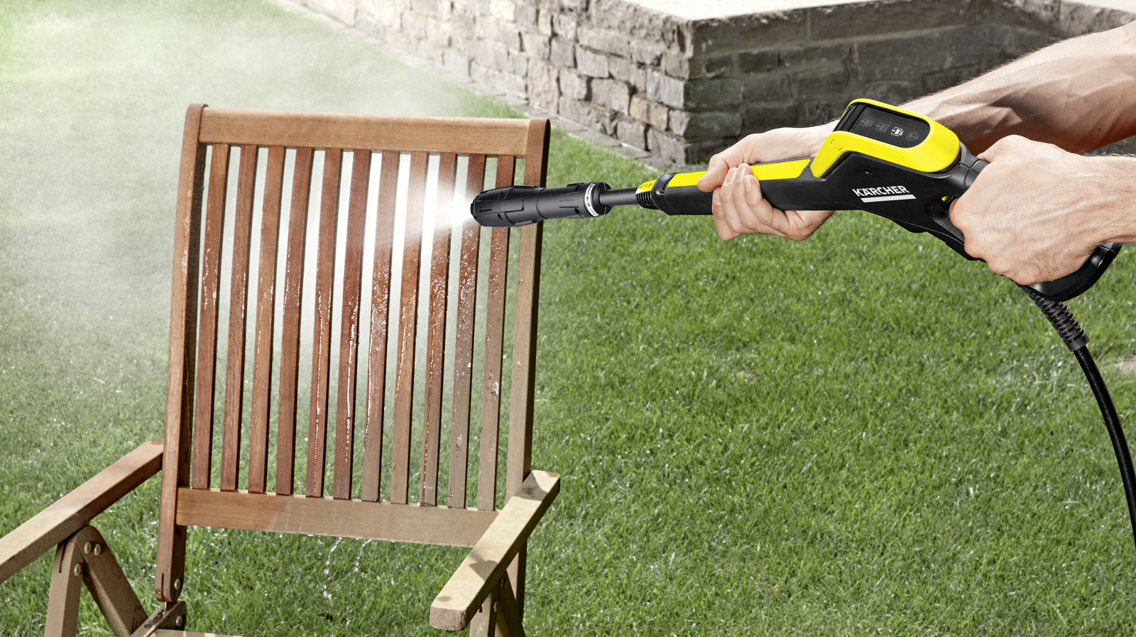 Nettoyer les chaises de jardin Une chaise de jardin est nettoyée avec un pistolet de nettoyage Kärcher