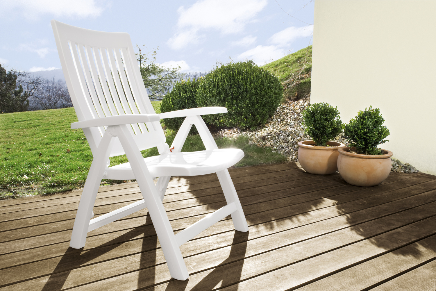 Nettoyer le mobilier de jardin en plastique Une chaise blanche en plastique sur une terrasse