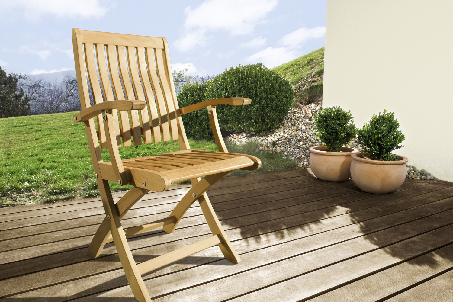 Nettoyer le mobilier de jardin en bois Une chaise de jardin en bois sur une terrasse