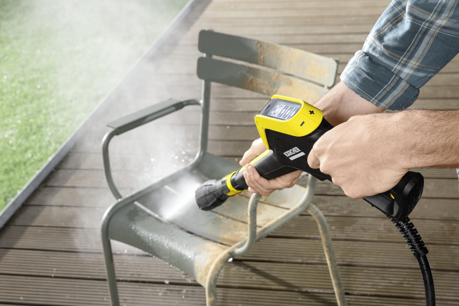 Nettoyer le mobilier de jardin en métal Une chaise de jardin en métal est nettoyée avec une brosse de lavage Kärcher et de la mousse