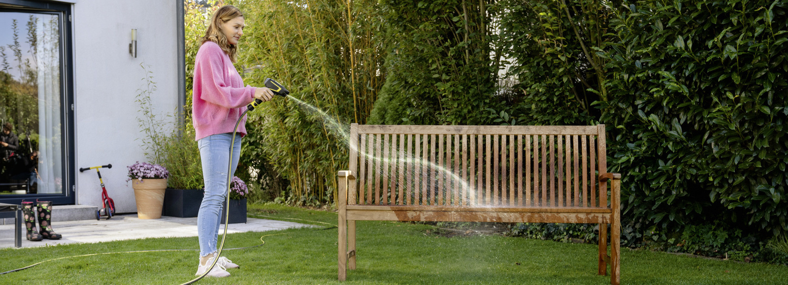 Nettoyer le banc de jardin avec une lance de nettoyage Le banc de jardin est nettoyé avec un pistolet de nettoyage Kärcher