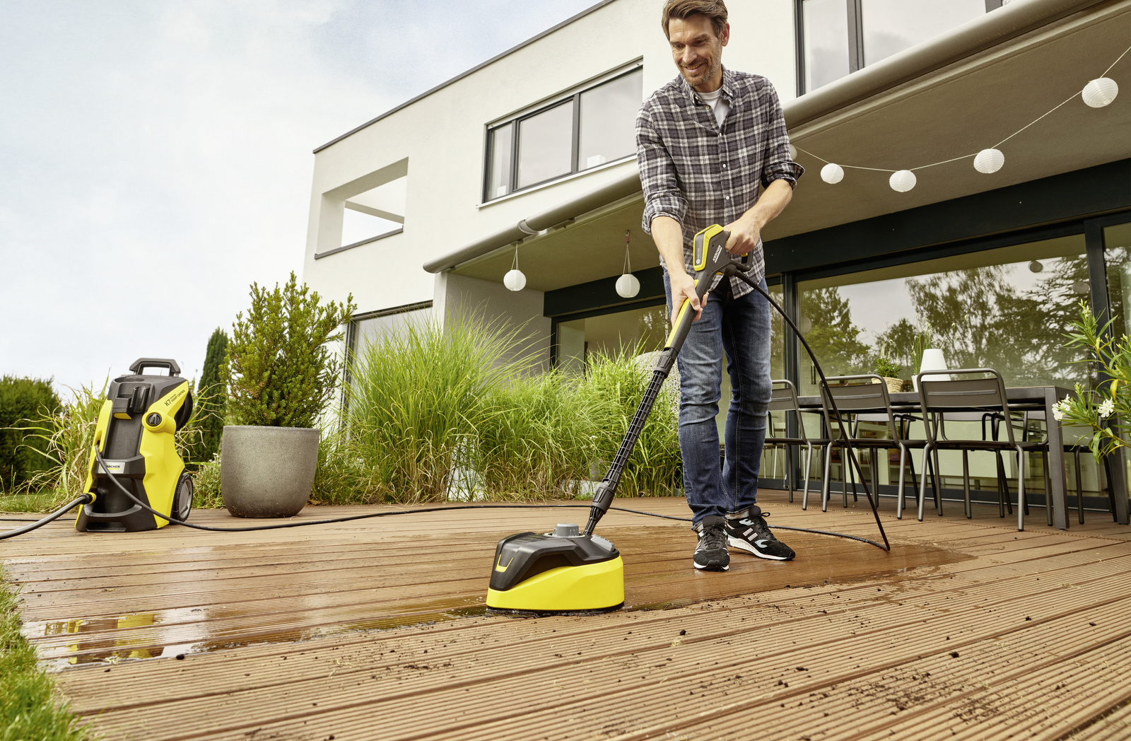 Nettoyer une terrasse en bois Un homme nettoie sa terrasse en bois