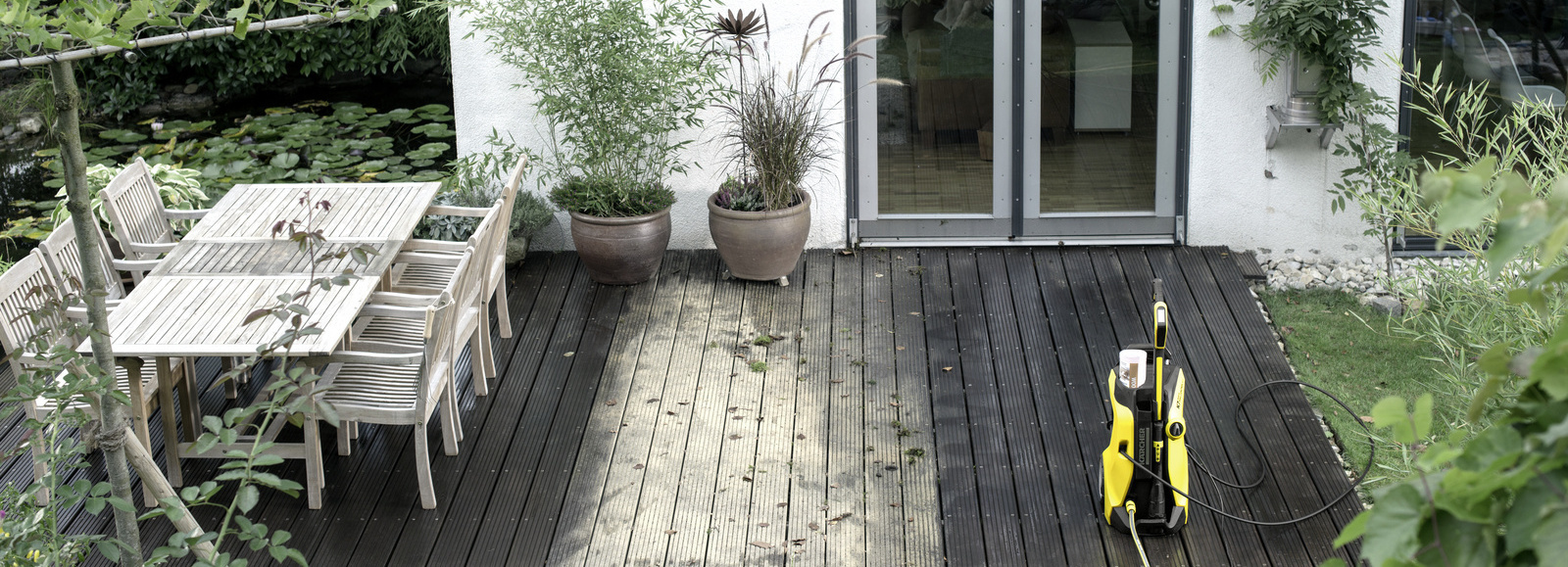 Nettoyer une terrasse en bois Une terrasse en bois sale avec un nettoyeur haute pression Kärcher