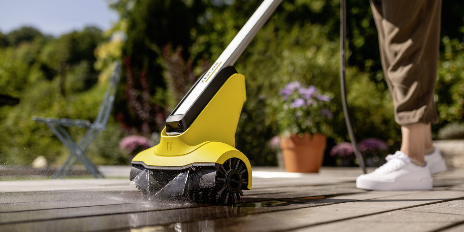 Nettoyer une terrasse en bois avec un nettoyeur de terrasse Vue de près: un nettoyeur de terrasse Kärcher en action
