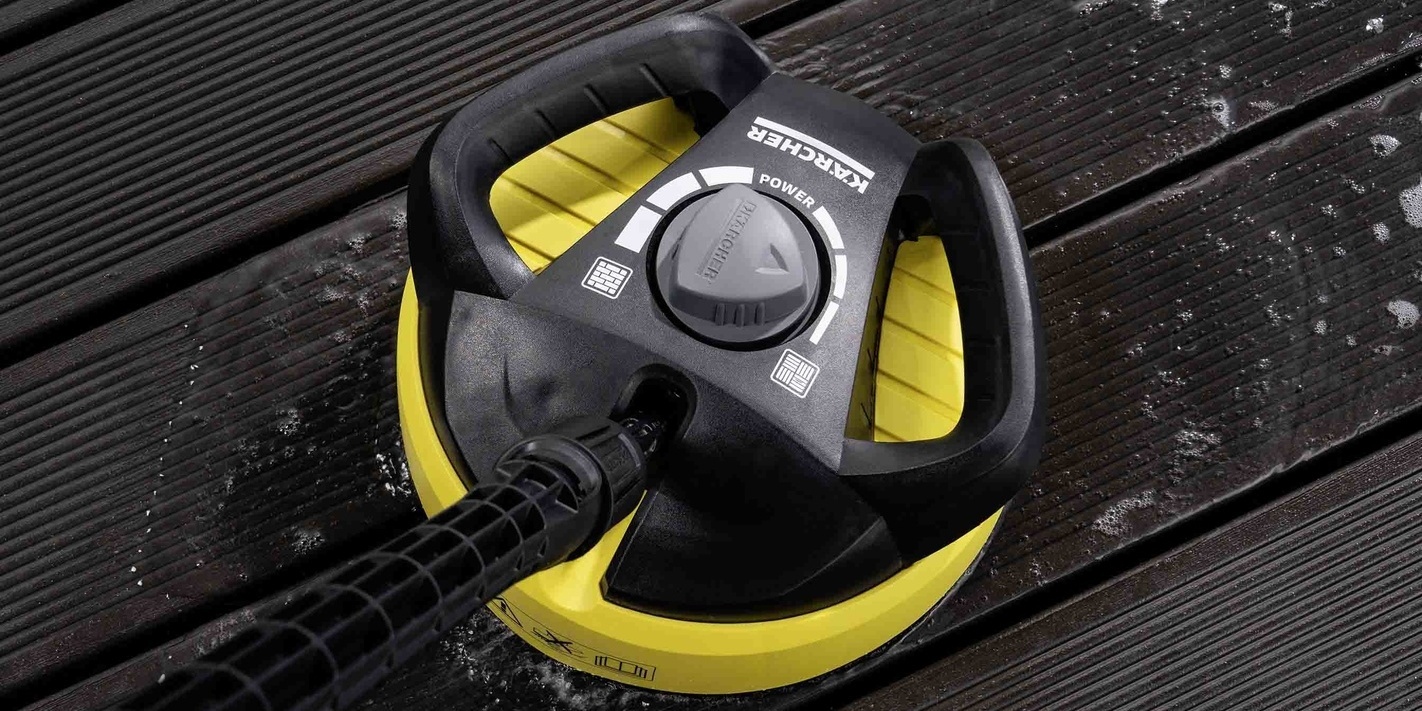 Nettoyer une terrasse en bois avec un nettoyeur de surface Un nettoyeur de surface Kärcher en train de nettoyer une terrasse en bois