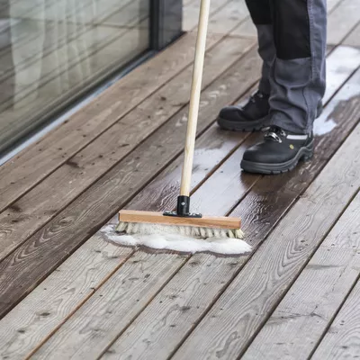 Nettoyer une terrasse en bois: conseils