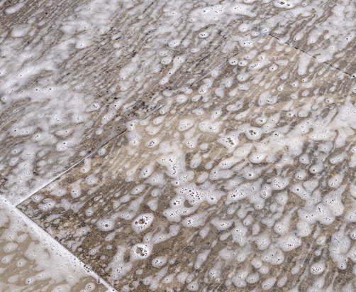 Nettoyage de la terrasse: éliminer les taches Mousse sur des dalles de pierre