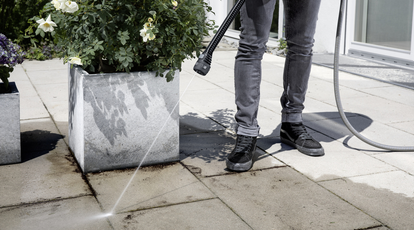 Nettoyer des dalles de terrasse en pierre naturelle Les dalles de pierre sont nettoyées avec un nettoyeur haute pression Kärcherwerden mit einem Kärcher Hochdruckreiniger gereinigt