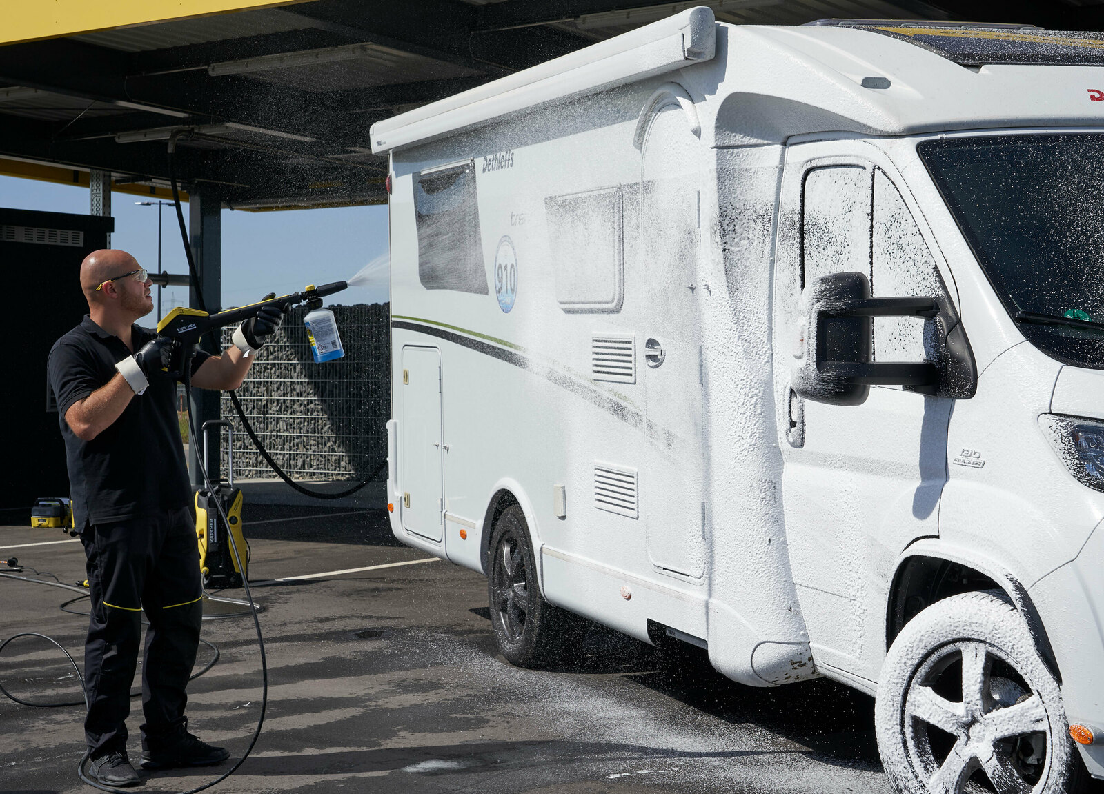 Nettoyer son camping-car Un homme nettoie son camping-car avec un nettoyeur haute pression Kärcher