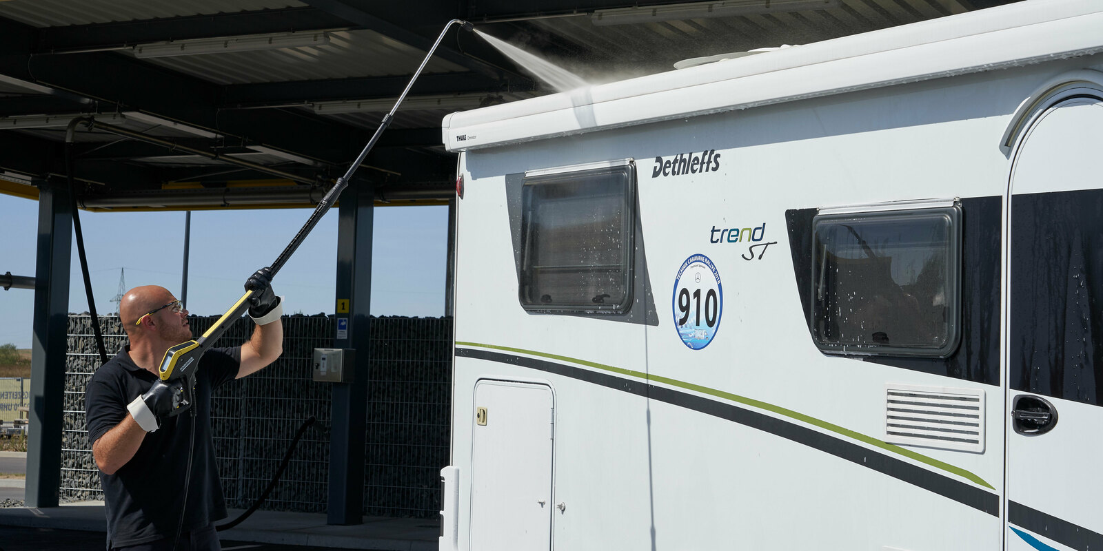 Wohnmobil mit Hochdruck und Teleskopstrahlrohr reinigen Ein Mann verwendet zur Dachreinigung seines Wohnmobils ein Kärcher Teleskopstrahlrohr