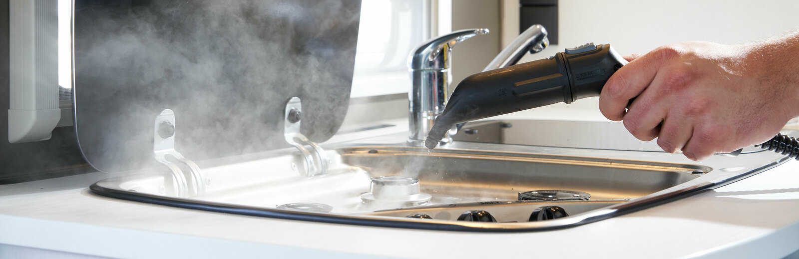 Nettoyer le coin cuisine avec un nettoyeur vapeur Une kitchenette de camping-car se nettoie avec un nettoyeur vapeur Kärcher