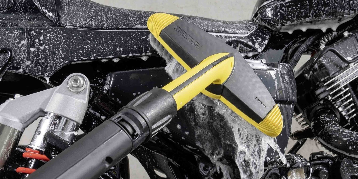 Nettoyer la moto avec une brosse douce La moto est nettoyée avec la brosse douce Kärcher