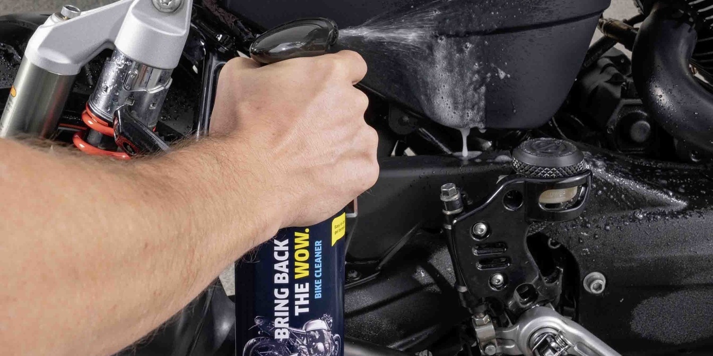 Pulvérisation d’un nettoyant pour deux-roues sur la carrosserie Un nettoyant pour deux-roues Kärcher est pulvérisé sur la moto