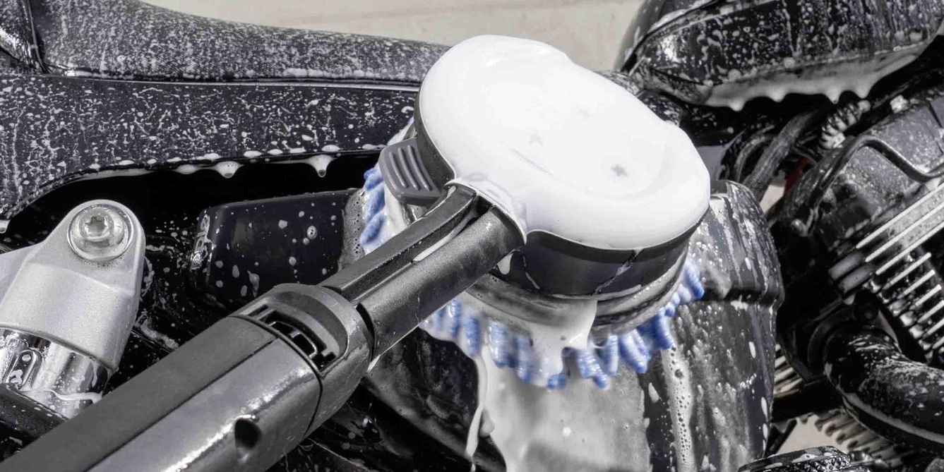 Nettoyer la moto avec une brosse rotative Lavage de la moto avec la brosse rotative de Kärcher