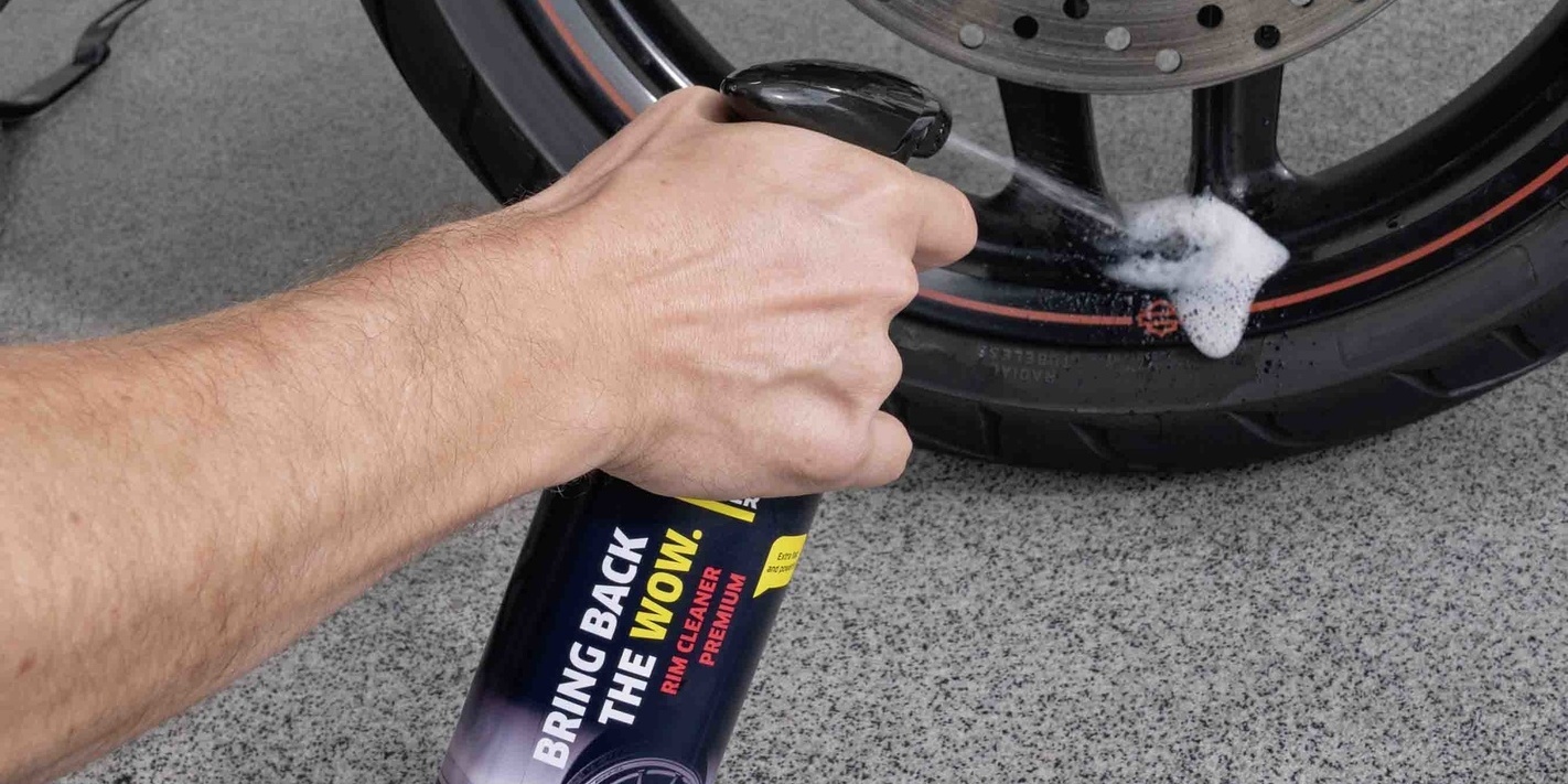 Vaporiser le nettoyant pour jantes Le nettoyant pour jantes Kärcher est vaporisé sur les jantes de la moto