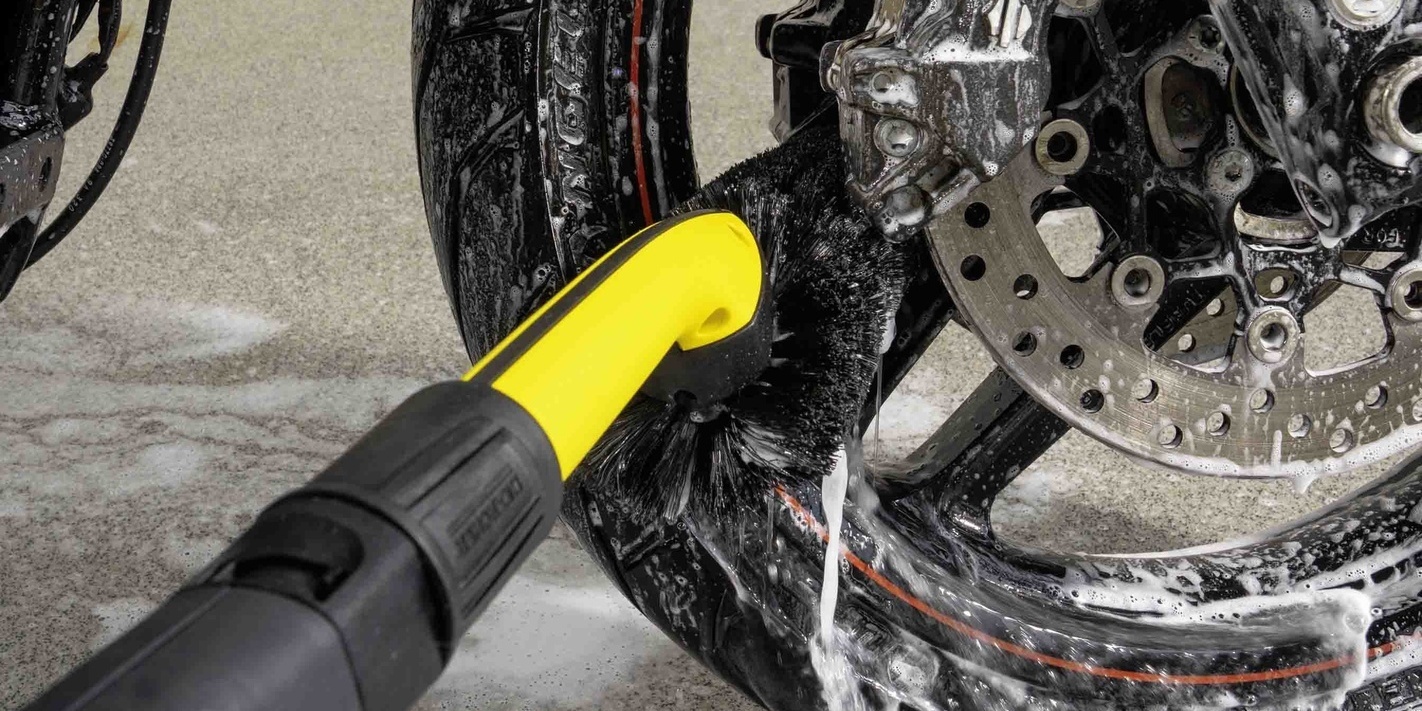 Nettoyer les jantes de la moto avec une brosse de lavage pour jantes Les jantes de la moto sont nettoyées avec une brosse de lavage pour jantes Kärcher