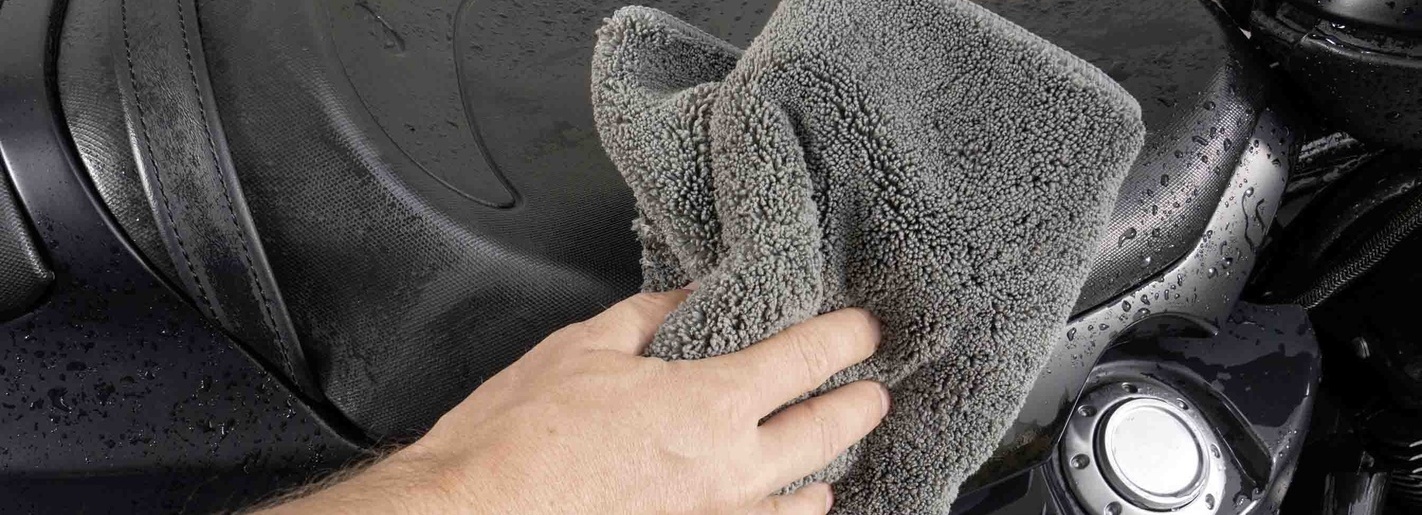 Sécher la moto La moto est essuyée avec un chiffon microfibre doux de Kärcher