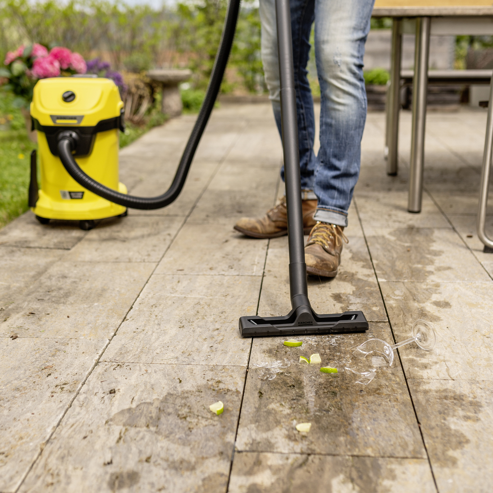 Wet vacuum cleaning for large and small amounts of water Wet vacuum cleaning for large and small amounts of water