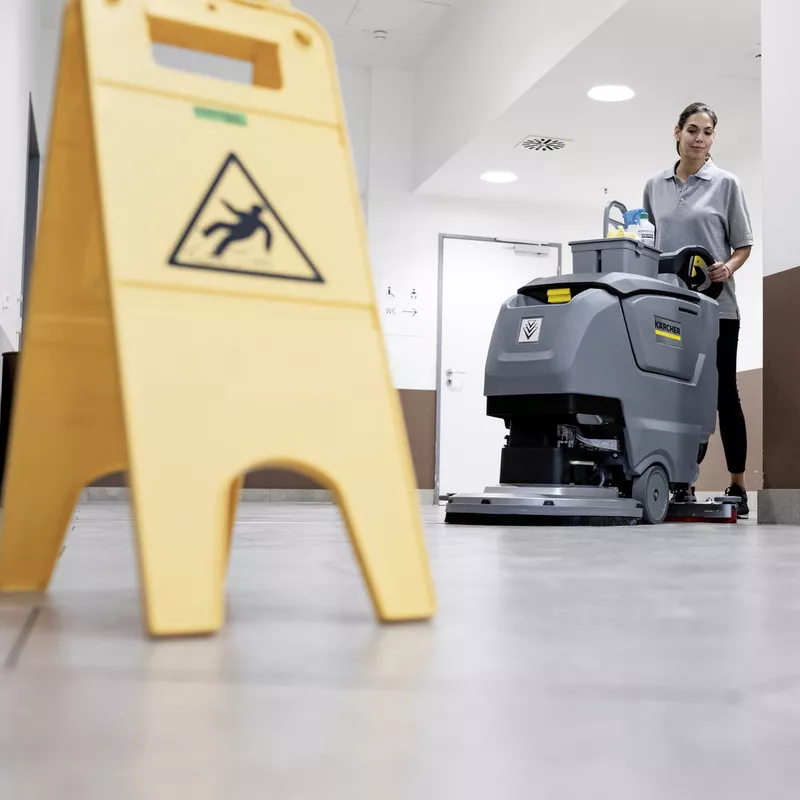 B 50 W kézi irányítású súroló-szívógép a Kärchertől