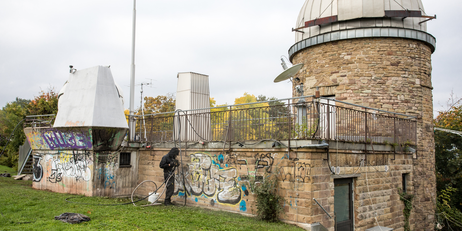 Cleaning the facade Cleaning the facade