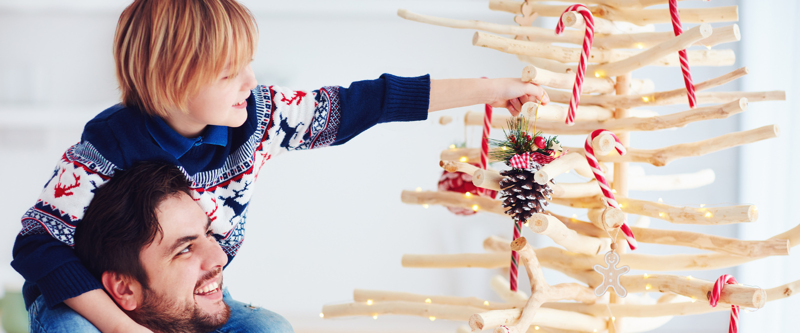 Pareja lava los platos juntos