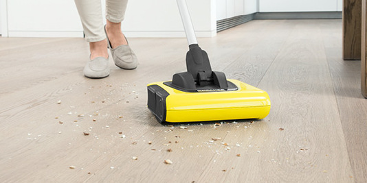 Mujer ajusta el modo Eco en la lavadora