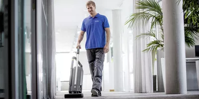 Ultraflat vacuum brush with particularly low ground clearance