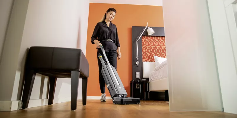 Professional battery-powered vacuum brush for all types of floors