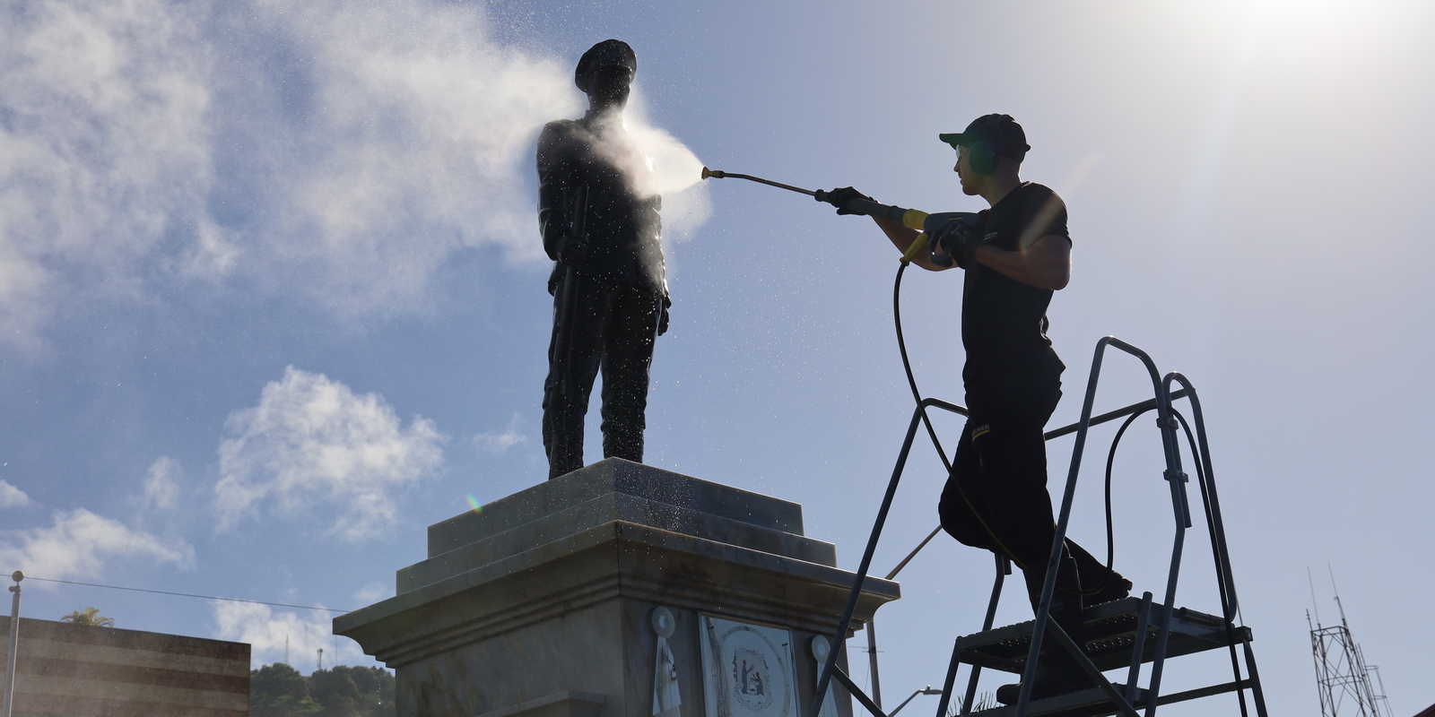 Kärcher reinigt den Cenotaph auf St. Vincent Kärcher reinigt den Cenotaph auf St. Vincent