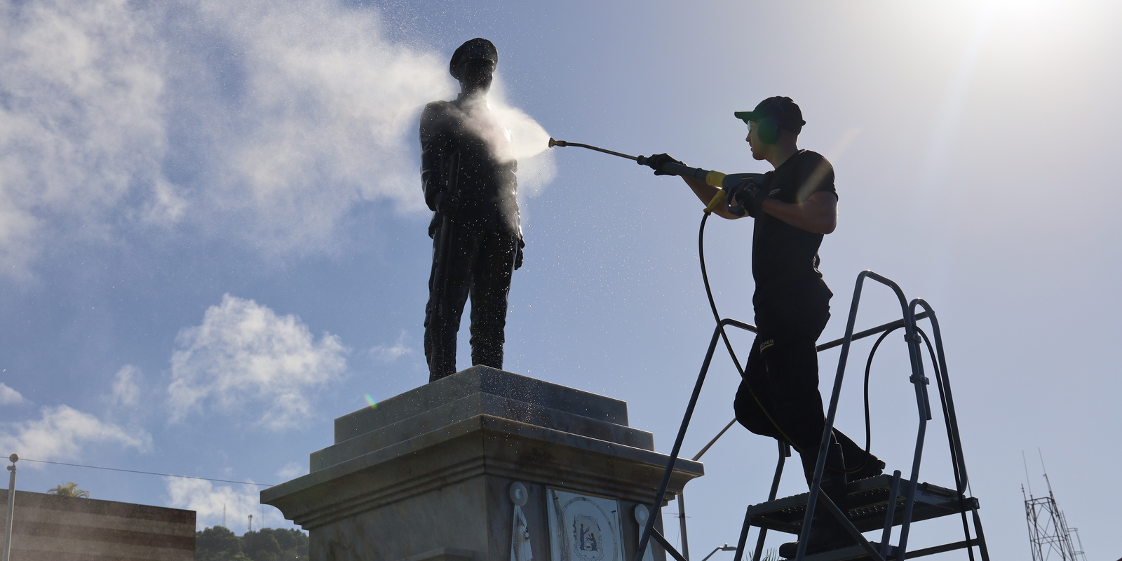 Kärcher cleans the Cenotaph on St. Vincent Kärcher cleans the Cenotaph on St. Vincent