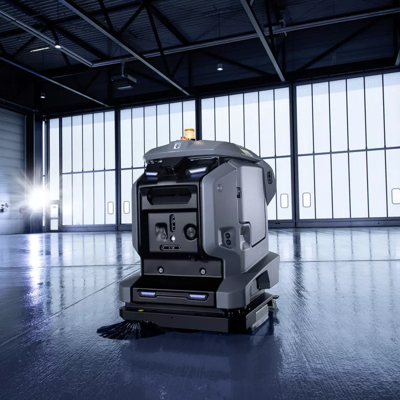 Veľkoplošné čistenie podlahy v sklade s autonómnym podlahovým umývacím strojom KIRA B 50 od spoločnosti Kärcher