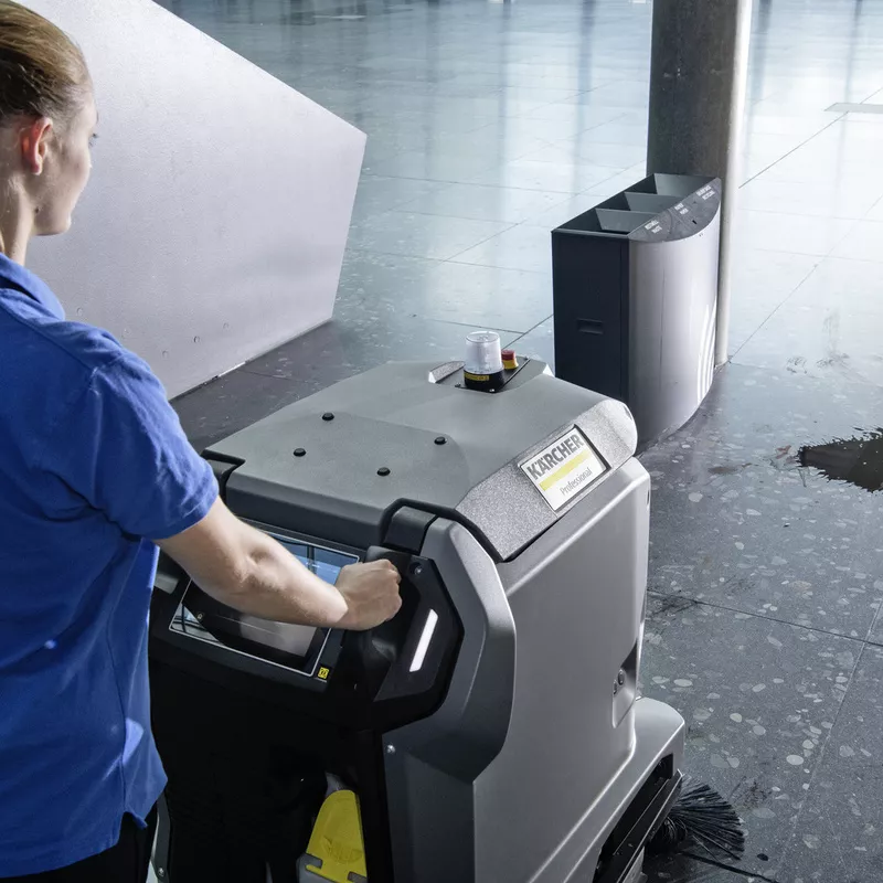 Rugalmas és manőverezhető a ferde padlófelületekhez. Kiskereskedelmi bevetésen az önjáró Kärcher KIRA B 50 súroló-szívó robot.