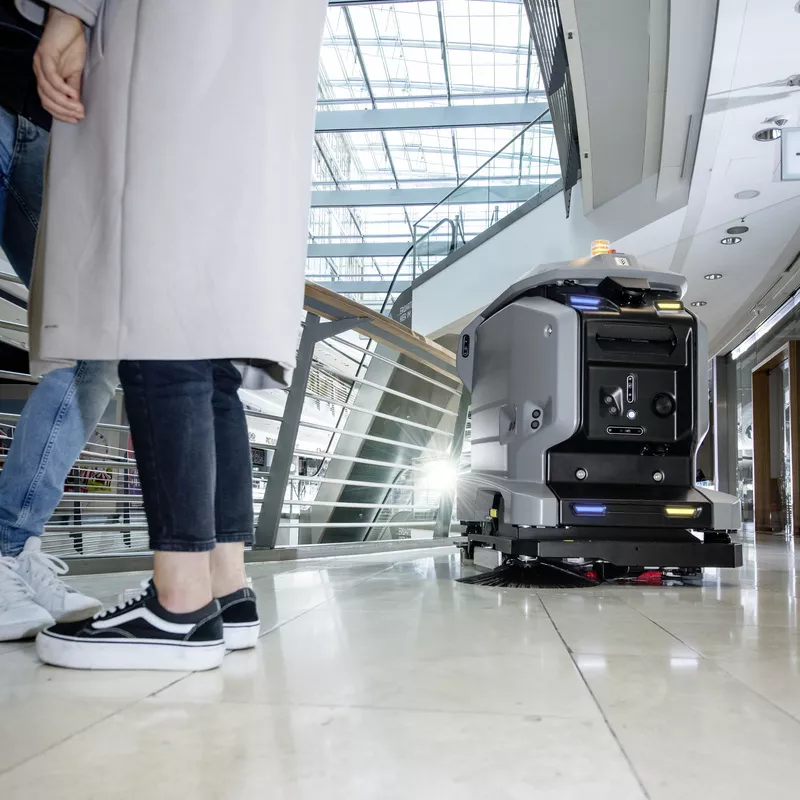 Biztonságos tisztítás és akadályok elkerülése az önjáró Kärcher KIRA B 50 súrolórobotnak köszönhetően